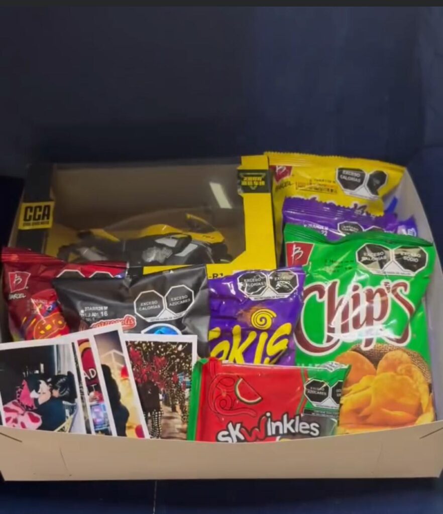 Caja con diferentes snacks