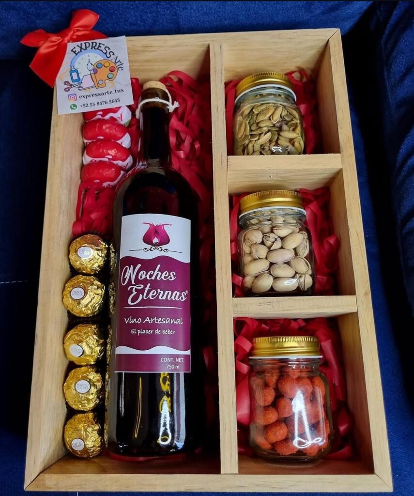 Una caja con vino y snacks